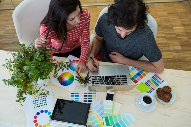 Foto gratuita grafici maschili e femminili con laptop