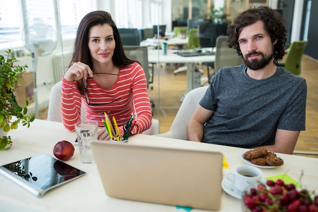 Foto gratuita grafici maschili e femminili con laptop