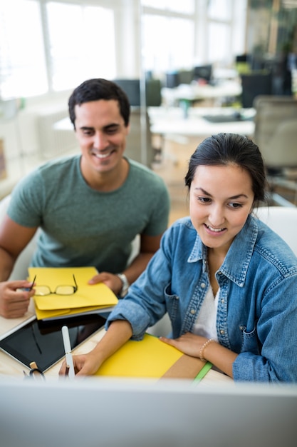 Foto gratuita graphic designer maschi e femmine che lavorano insieme