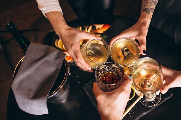 Male and female hands close up with cocktails Free Photo