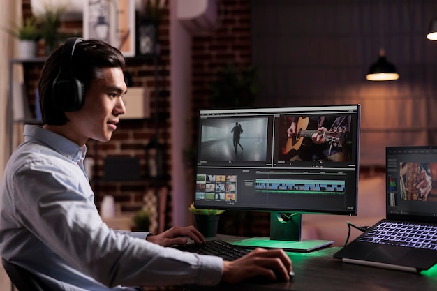 컴퓨터 소프트웨어로 영화 제작 작업을 하는 남성 프리랜서, 오디오 및 시각 효과로 영화 몽타주를 편집합니다. 영상으로 멀티미디어 콘텐츠 제작, 컬러 그레이딩 크리에이티브 앱.