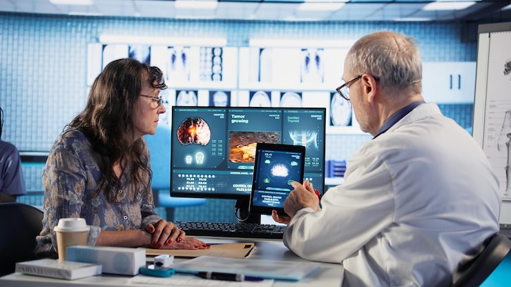 Free Photo male general practitioner explaining preventative medicine and risk factors