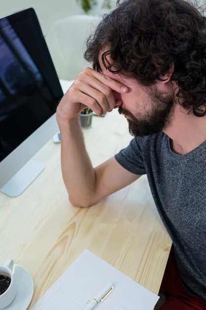 Free photo male graphic designer sitting in office