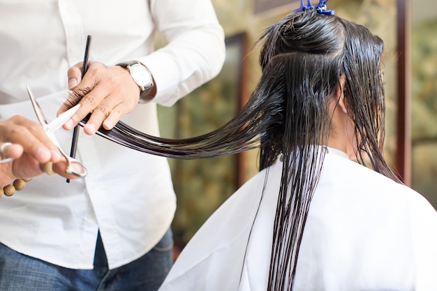 無料写真 女性の顧客の髪を切断する男性の美容師