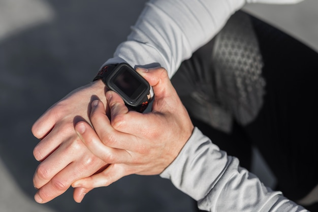 Foto gratuita orologio da uomo sportivo con regolazione manuale