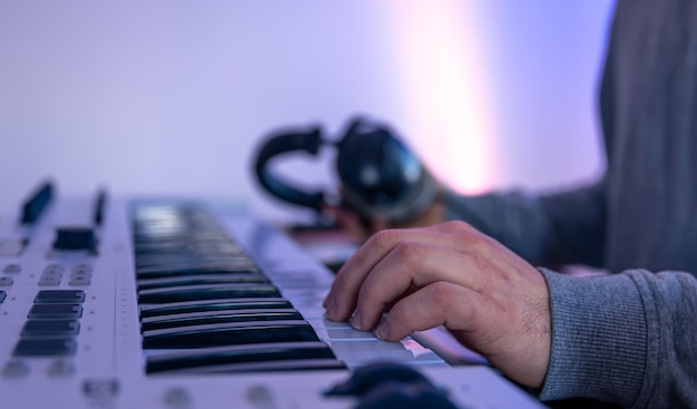 Мужская рука на музыкальной клавишной концепции создания музыки