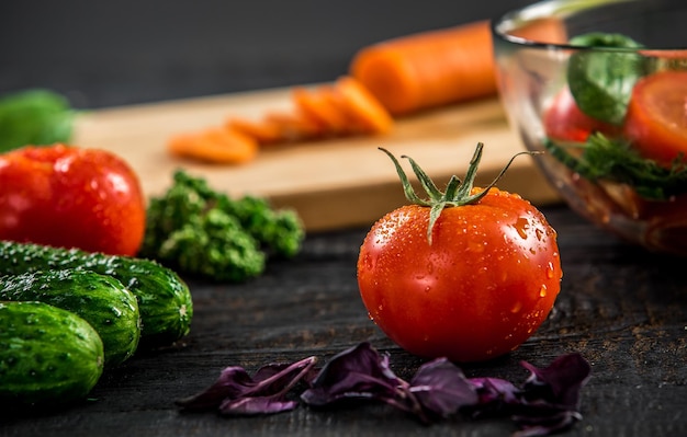 Mani maschili che tagliano verdure per insalata