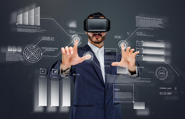 Бесплатное фото Мужчина в костюме с очками виртуальной реальности на голове работает в виртуальном финансовом мире.