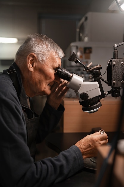 Free photo male jeweler working in the shop