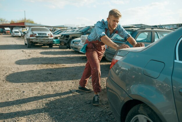 男と女が壊れた車を押す 背面図 プレミアム写真 男と女が壊れた車を押す 背面図 プレミアム写真