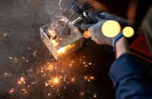 Free photo male mechanic working at his workshop