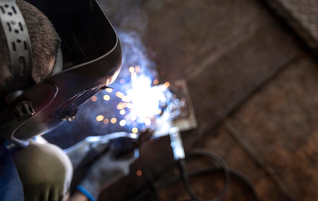 Free photo male mechanic working at his workshop