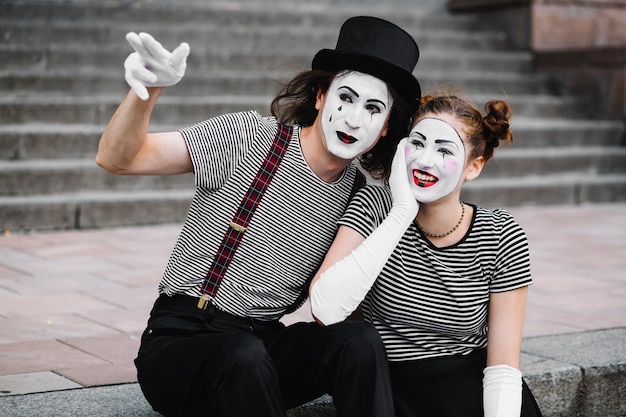 無料写真 幸せな女性のmimeに何かを示す男性のmime