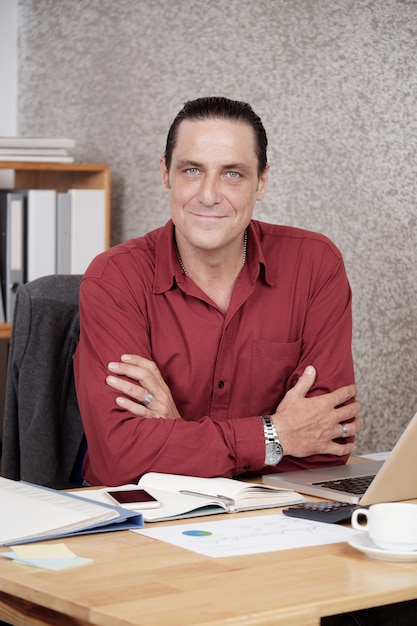 Free photo male office worker sitting at desk