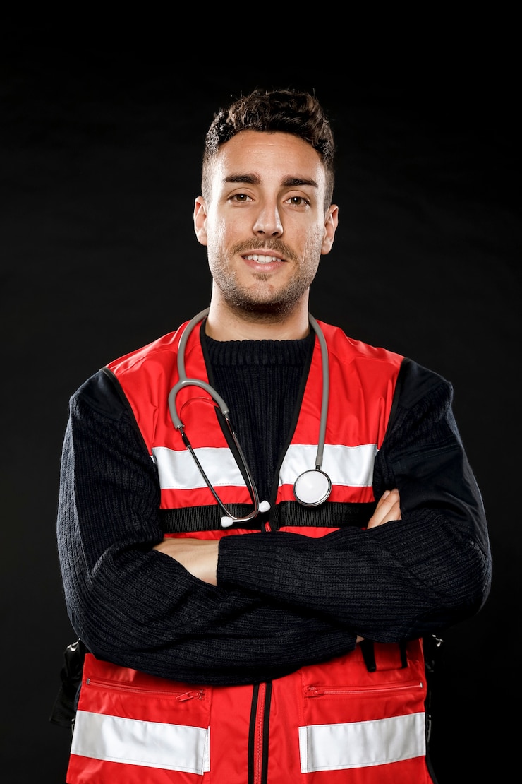 Free Photo male paramedic posing with crossed arms