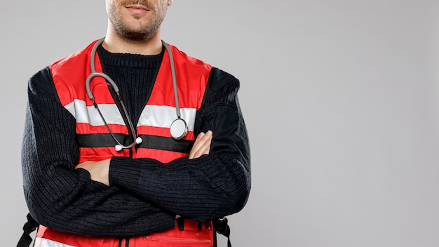 Free photo male paramedic with crossed arms and copy space