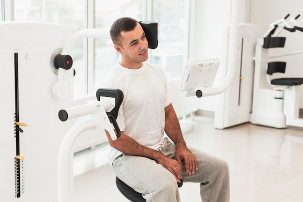 Free photo male patient using medical machine