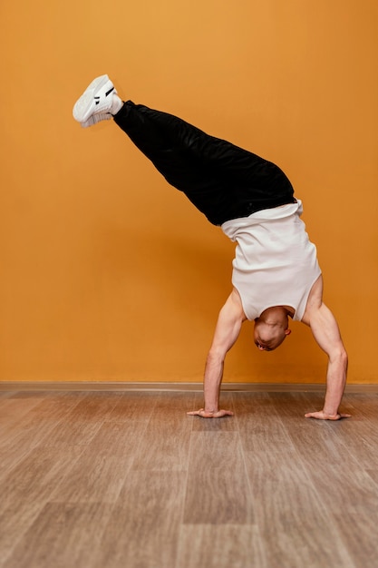 Free photo male performing breakdance