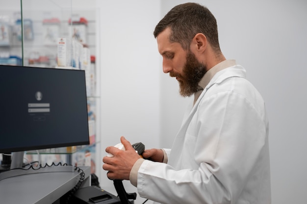 Free photo male pharmacist working at the drugstore