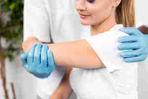 Free photo male physiotherapist checking woman's shoulder flexibility