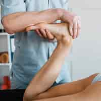 Free photo male physiotherapist and female patient during a massage session