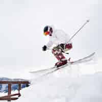 Бесплатное фото Лыжник-мужчина катается на лыжах по глубокому рыхлому снегу