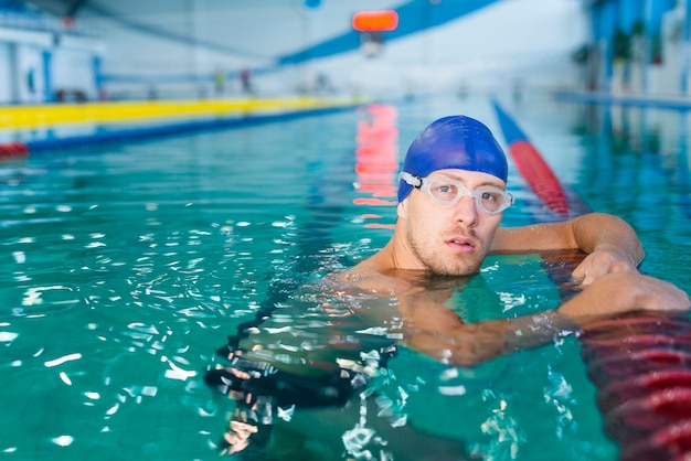 写真家を見て水の男性スイマー