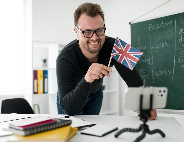 Учитель-мужчина проводит онлайн-урок английского для своих учеников