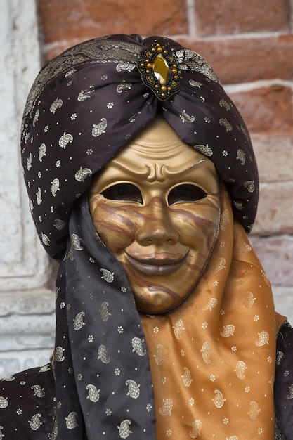 Foto gratuita maschio in una maschera tradizionale di venezia durante il carnevale di fama mondiale