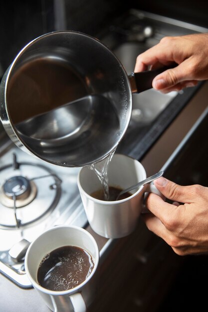 バンでコーヒーを淹れる男性旅行者