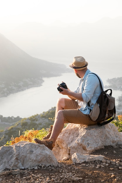 Viaggiatore maschio in montenegro all'aperto