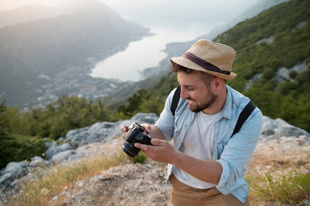 Foto gratuita viaggiatore maschio in montenegro all'aperto