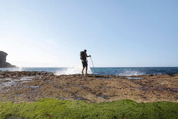 Free photo male traveler ready to hike in daylight