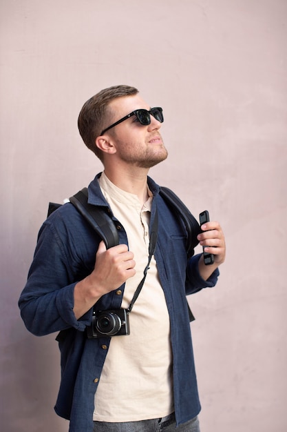 Путешественник-мужчина с камерой на открытом воздухе