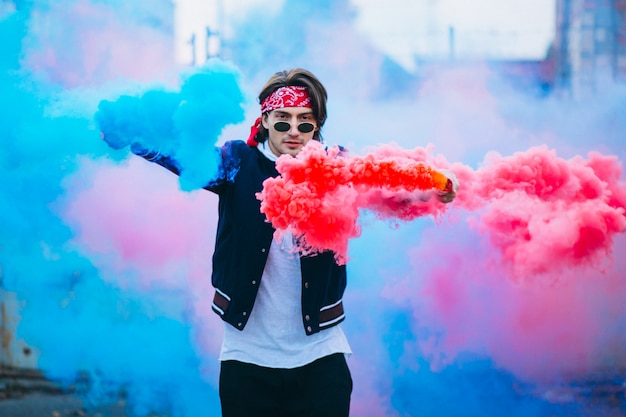 Foto gratuita ballerino urbano maschio con fumo colorato