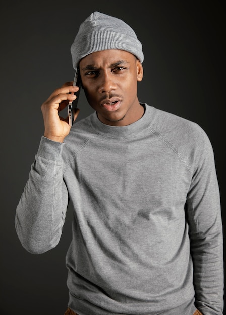 Free photo male wearing cap talking on phone