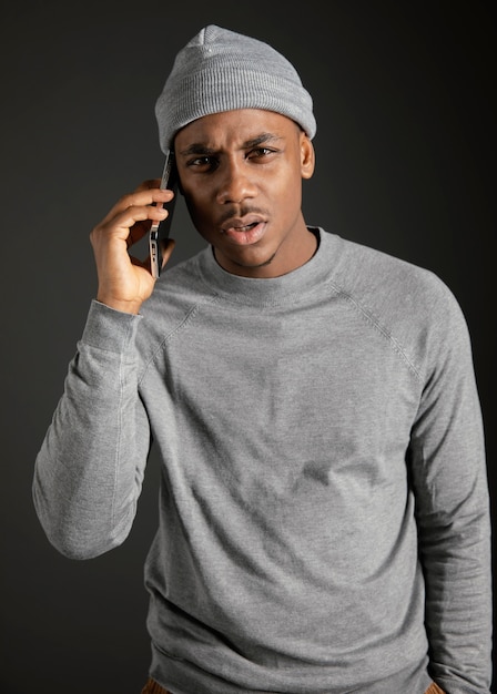 Мужчина в кепке разговаривает по телефону