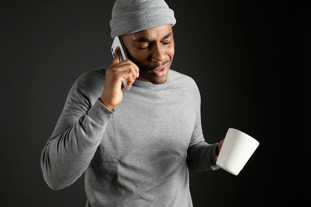 Maschio che indossa il cappuccio parlando al telefono