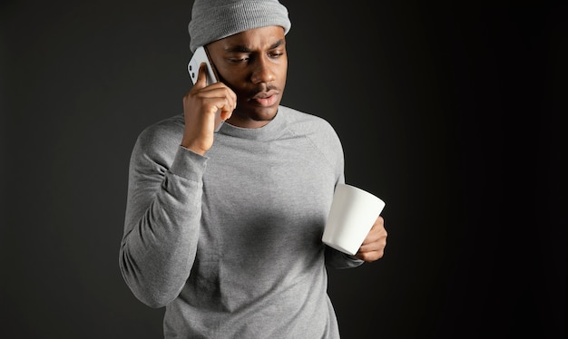 Foto gratuita maschio che indossa il cappuccio parlando al telefono