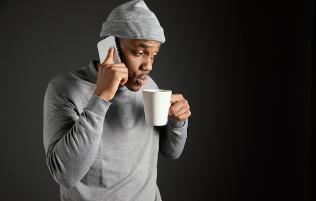 Foto gratuita maschio che indossa il cappuccio parlando al telefono