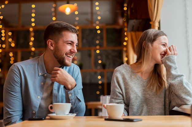 男性と女性のレストランで