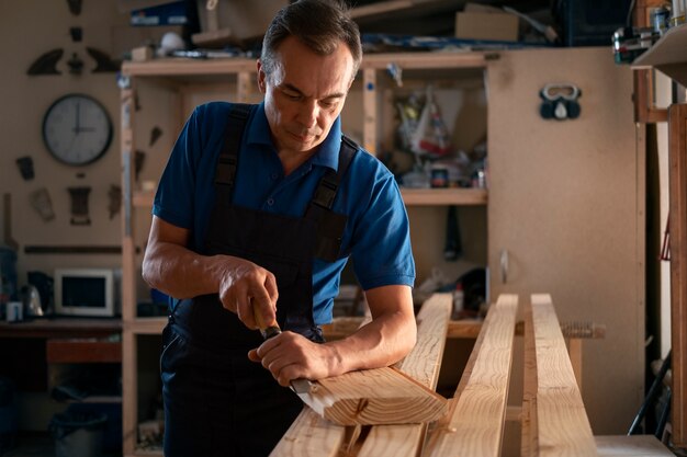 工具や設備を扱う店の男性木工労働者