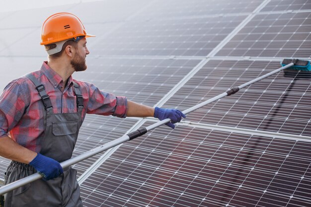 태양 전지판을 청소하는 남성 노동자