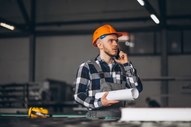 Foto gratuita lavoratore di sesso maschile in una fabbrica