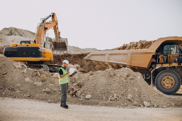 砂の採石場でブルドーザーを持つ男性労働者