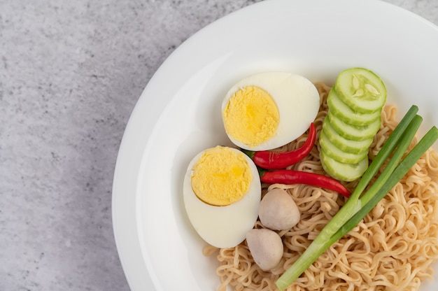 Free photo mama with boiled eggs in a white dish.