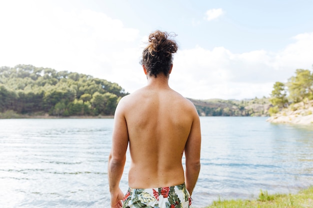Бесплатное фото Человек, любуясь видом на озеро