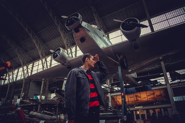 Foto gratuita un uomo nel museo degli aeroplani.