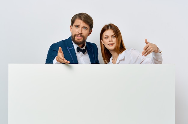 Мужчина и женщина рекламный щит маркетинг весело эмоции белый фон Premium Фотографии
