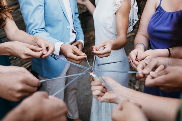 無料写真 ビーチでの結婚式を祝う男と女